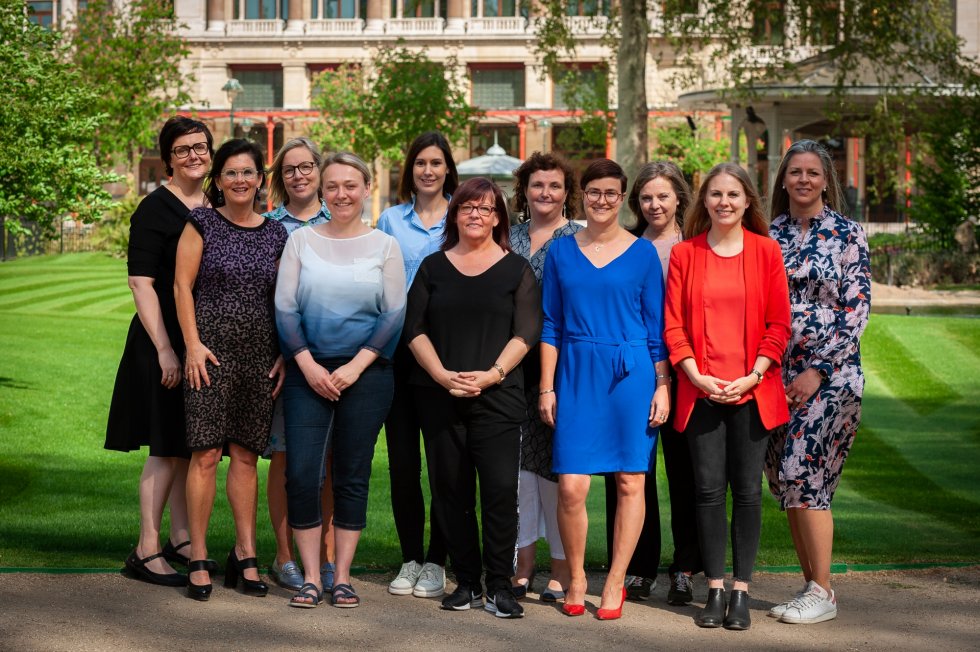 Ons sales team van links naar rechts: Inge, Ilse, Mieke, Séverine, Heleen, Petra, Marleen, Lieve, Noëlla, Kathleen, An